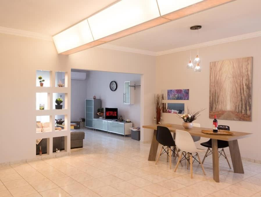 הוילה קלמאטה Cozy Flat On The Main Square, 10Min To The Sea מראה חיצוני תמונה